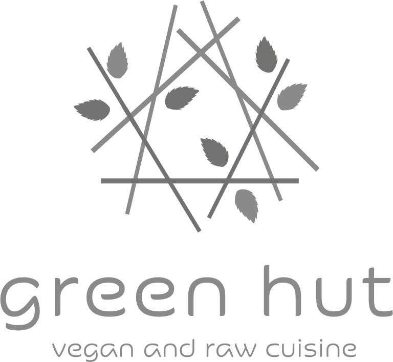 Skica logotipa Green Hut olovkom, s ukriženim granama i listovima koji oblikuju stiliziranu kolibu na bijeloj podlozi.